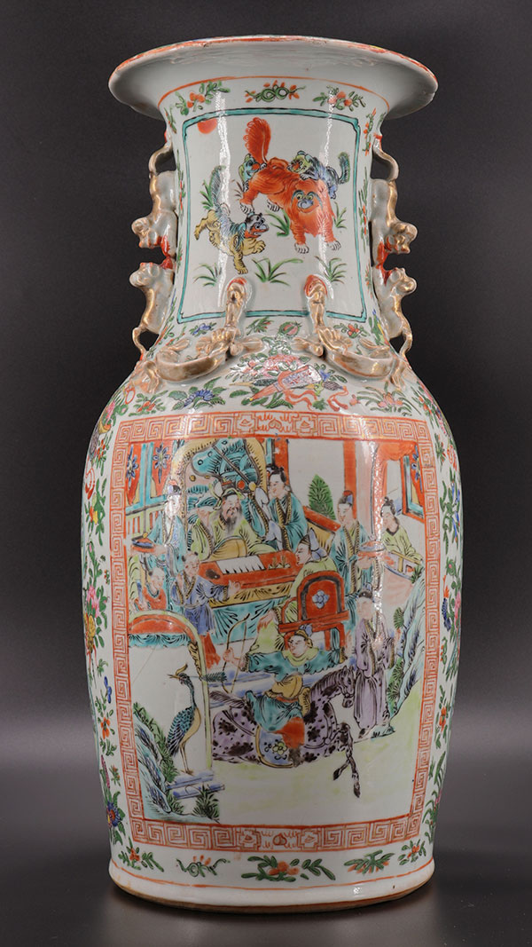 Vase en porcelaine de Canton décor de personnages et chiens de Fô 19ème 