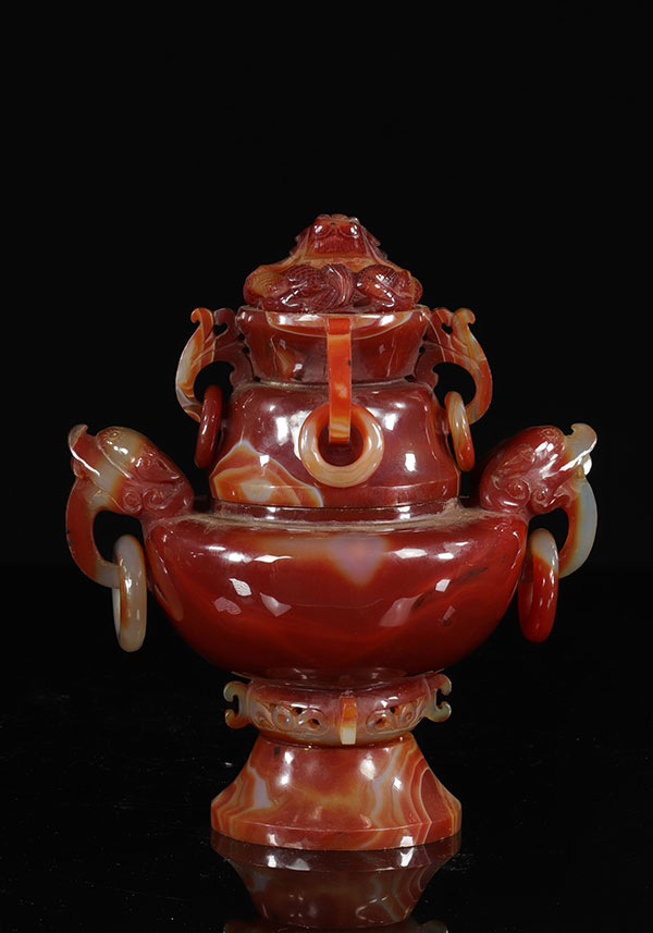 Perfume burner in agate surmounted by a cover decorated with a dragon. CHINA, Qing period.