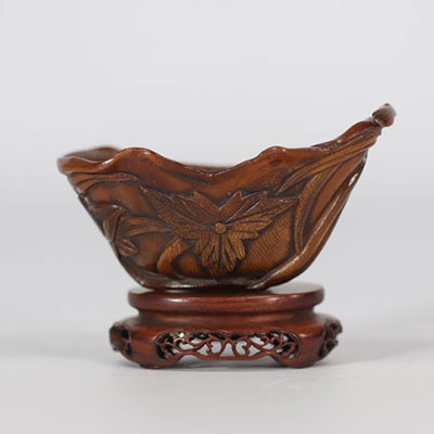 Carved blond horn bowl with fish and lotus motifs on an original wooden base from 18th century