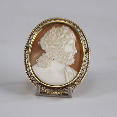 Gold-mounted cameo depicting a 19th century Roman bust
