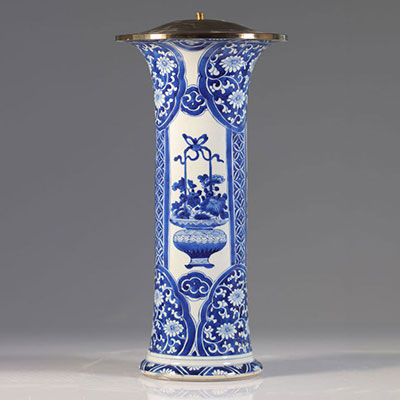 Chine vase en porcelaine blanc bleu a décor de paniers fleuris 18ème marque aux cercles