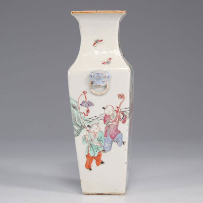 Vase en porcelaine de chine famille rose décor de jeune femme