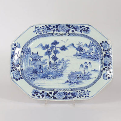 Chine plat en porcelaine de chine blanc bleu à décor d'un paysage 18ème