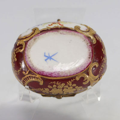 Boîte en porcelaine à décor romantique avec deux personnages dans le goût de Sèvres