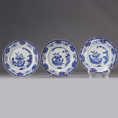(3) Assiettes en porcelaine blanc et bleu à décor de panier fleuris provenant de Chine du XVIIIe siècle