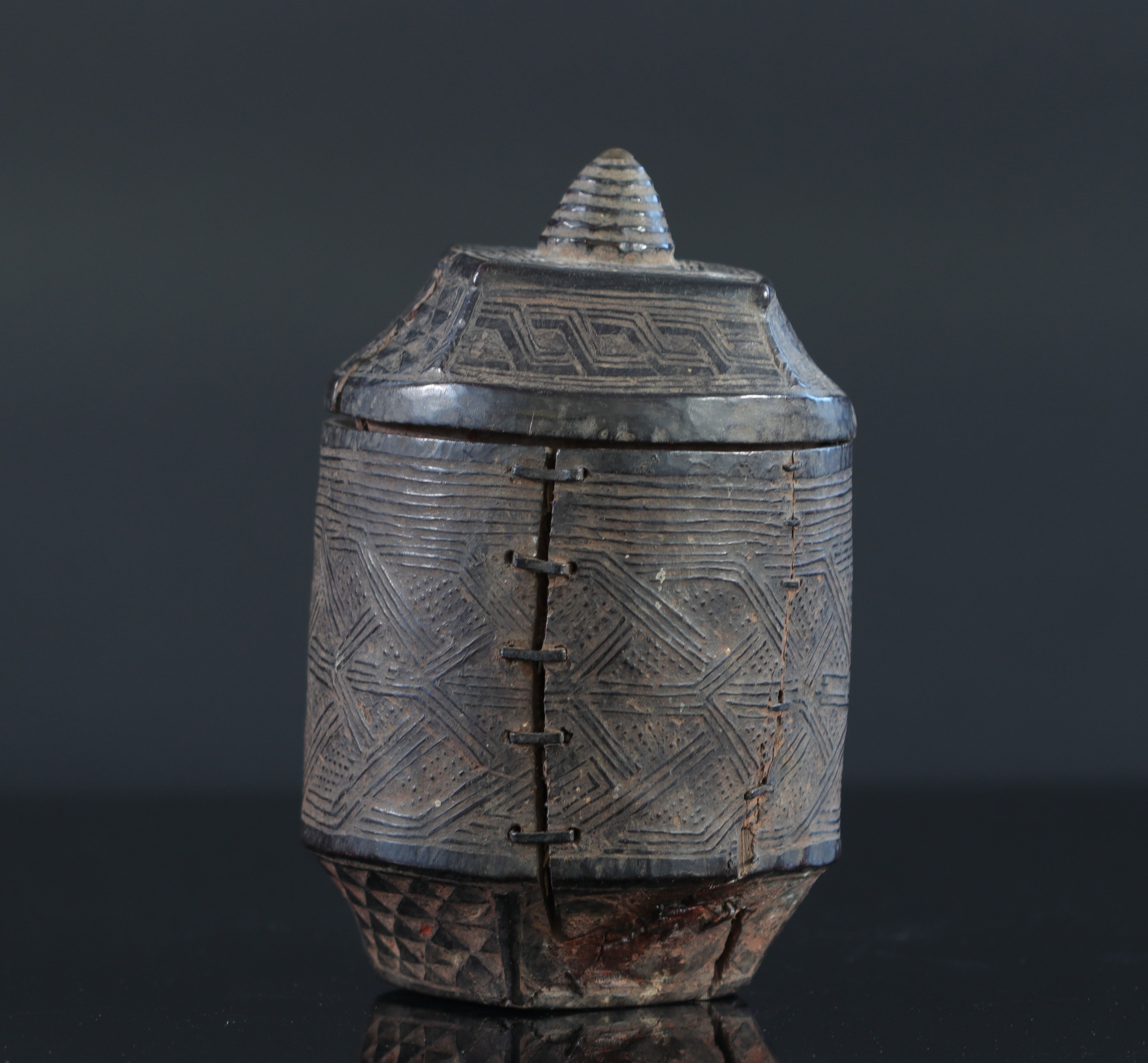 Kuba RDC box carved with geometric shapes - Goldfield Auctions