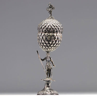 Covered hanap with pineapple-shaped lid in solid silver Nuremberg pewter from 17th century 
