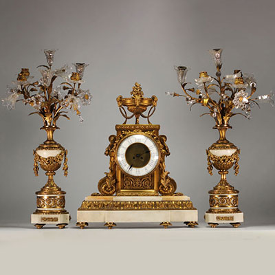 Imposante pendule et candélabres Louis XVI en bronze doré ciselé et marbre blanc.
