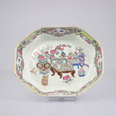 Family rose basin decorated with furniture