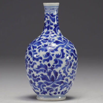 Chine - Vase en porcelaine bleu blanc à décor floral, marque sous la pièce.