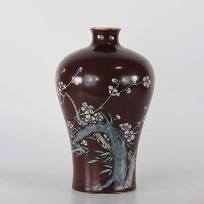 Meiping vase on a ruby ​​background decorated with Yongzheng Qianlong flowers