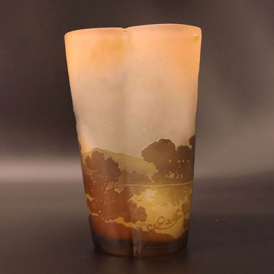 Emile GALLE (1846-1904) Vase en verre multicouches dégagé à l'acide à décor de paysage lacustre.