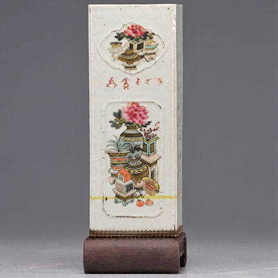 Vase en porcelaine de chine famille rose décor a cartouches