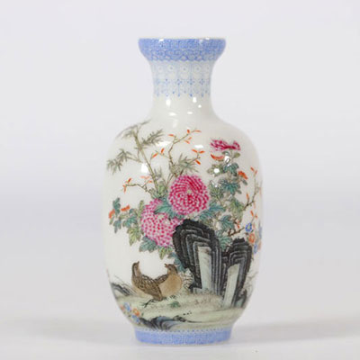Vase en porcelaine fine à décor de cailles sur fond blanc de la période de la République Chinoise (1912 - 1949)