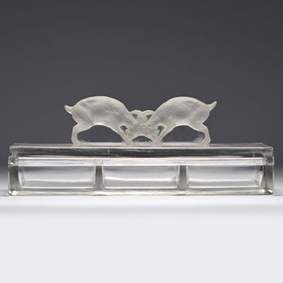 LALIQUE covered box with lid decorated with a ram fight