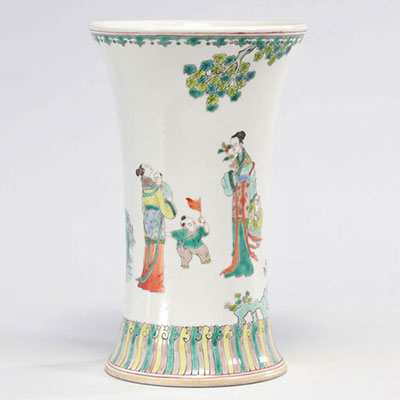 Vase en porcelaine de la famille verte à décor de personnages