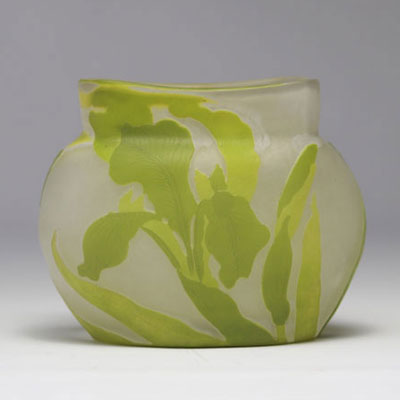 Emile GALLÉ (1846-1904) vase multicouche à décor d'Iris vert
