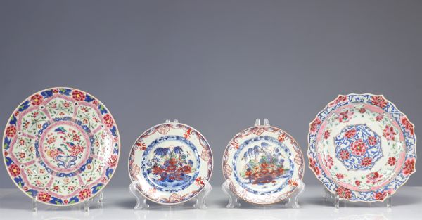 Assiettes (4) en porcelaine de la famille rose XVIIIème décor de fleurs