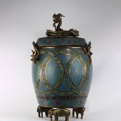 Chine Imposant vase couvert en bronze cloisonné décoré de dragons marque Ming sous la pièce (usures)