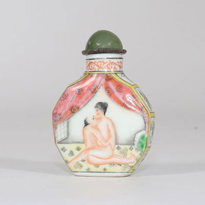 China porcelain snuff box painted with an erotic decoration