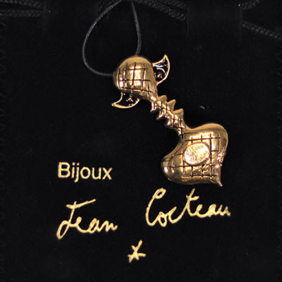Jean Cocteau.  « Entre profils ».  Pendentif en Bronze doré à l'or fin, émail noir.  Retenu par un cordon en cuir.  Signée « JC* ».  Maquette 1958.