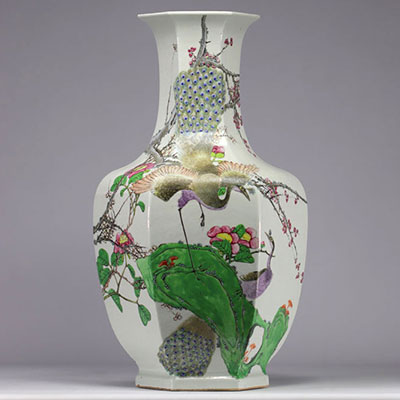 Imposant vase en porcelaine qianjiang cai  à décor de paons, de fleurs et d'oiseaux du XIXe siècle