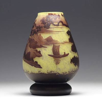 Schneider vase verre multicouche à décor Japonisant et paysage lacustre