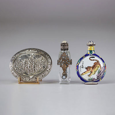 Showcase objects set of 3pc a silver box, Chinese snuffbox and salt flask