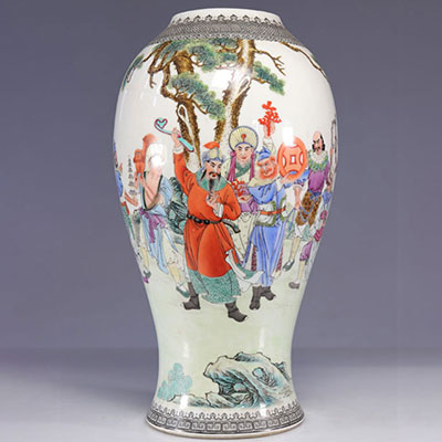 Vase from the Republic period decorated with characters (recut neck)