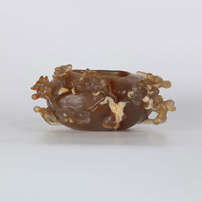 Agate brush holder decorated with carved flowers