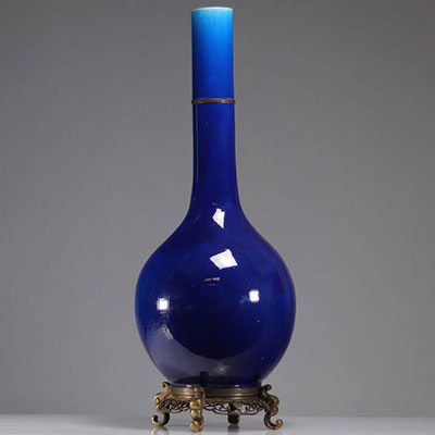 Imposant vase en porcelaine monochrome bleu monté en bronze époque Qing