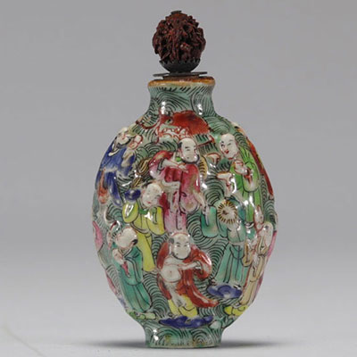 Chinese porcelain snuffbox famille rose in relief