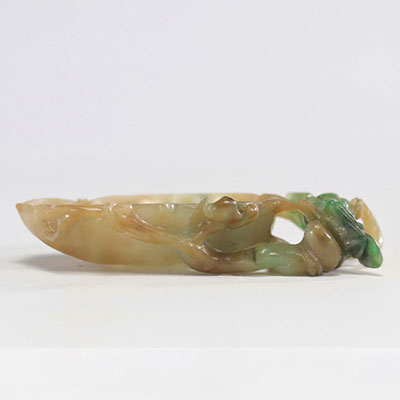 Carved jade brush decorated with flowers from Qing period (清朝)