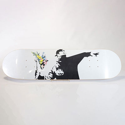 Banksy (d’après) - Flower Thrower, 2018 Sérigraphie sur planche de skateboard Réaliser en édition limitée par Brandalism en 2017.