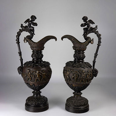 Imposante paire d'aiguières attribuées à Alphonse Giroux en bronze à décor de putti