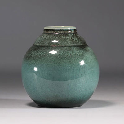 VILLEROY & BOCH SEPTFONTAINES Vase sur fond vert de 1930