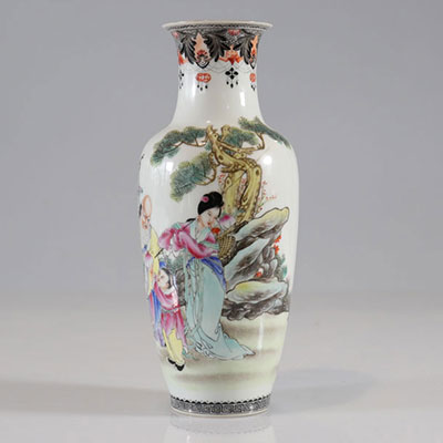 Vase en porcelaine famille rose à décor de personnages d'époque république