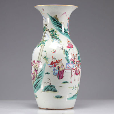 Vase en porcelaine famille rose à décor de personnages XIXème