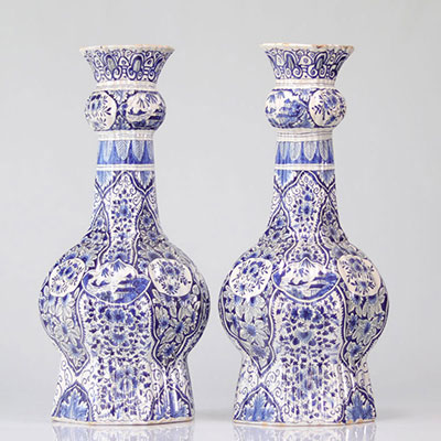 Paire de grands vases Delft monogrammés