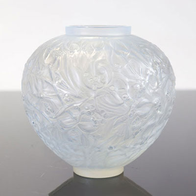 Lalique vase with mistletoe decoration