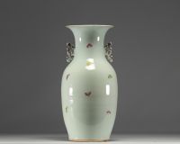 Chine - Vase en porcelaine à décor d'oiseaux et de motifs floraux - XXe siècle.