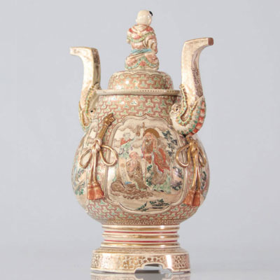 Japan covered vase Satsuma XIXth cartouches decorated with Japanese sages with golden halos