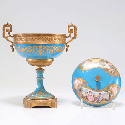 Coupe sur pied en porcelaine de Sèvres décor de scènes romantiques monture en bronze