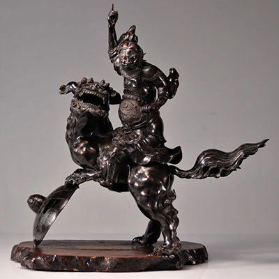 Imposing bronze warrior riding a Fô dog 19th century