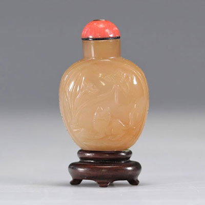 Chinese agate snuffbox with character and tiger decoration