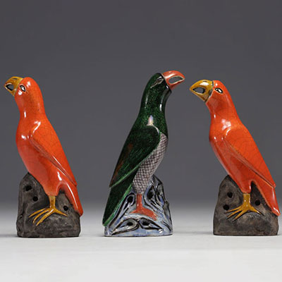 Chine - ensemble de trois perroquets en grès vernissé, dynastie Qing.