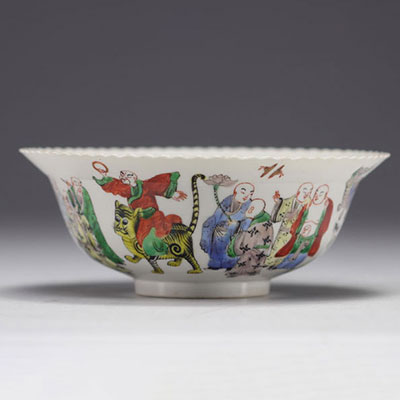Chine - Bol en porcelaine à décor de frise de personnages marque en rouge sous la pièce.