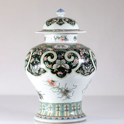Chine potiche en porcelaine à décor floral et papillons marque au cercle
