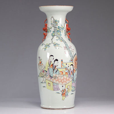 Grand vase en porcelaine de chine à décor de femmes et enfants