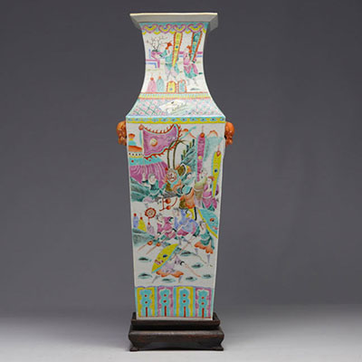 Imposant vase quadrangulaire de la famille rose à décors figuratifs de scènes de bataille, XIXe siècle.